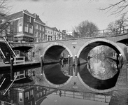 856220 Gezicht op de Jacobibrug over de Oudegracht te Utrecht.